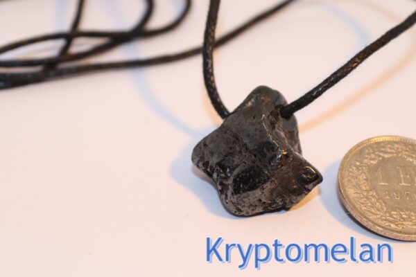 Kryptomelan Anhänger